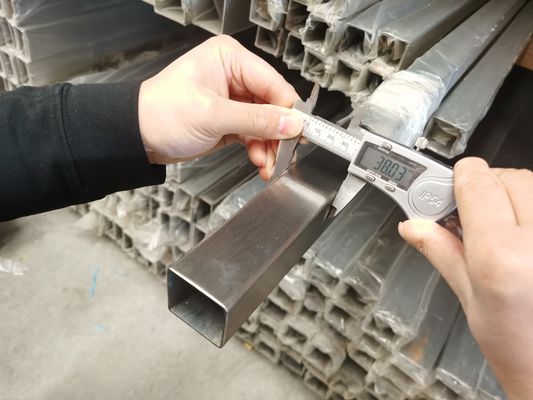 ASTM A479はステンレス鋼の正方形の管に磨いた明るい0.6mmをブラシをかけた