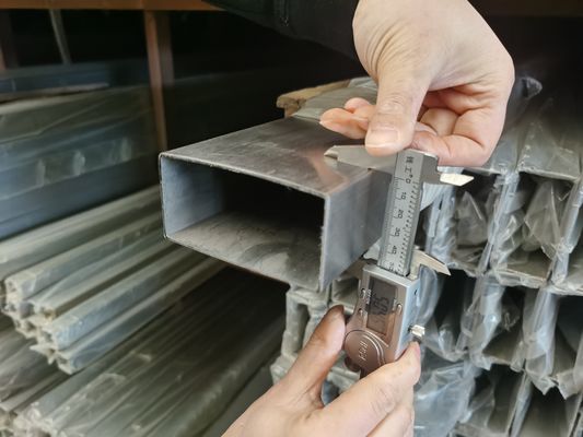 ASTM A479はステンレス鋼の正方形の管に磨いた明るい0.6mmをブラシをかけた