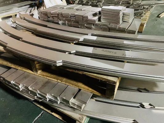 2000mmのあたりのスリット端310Sのステンレス鋼の版の切断